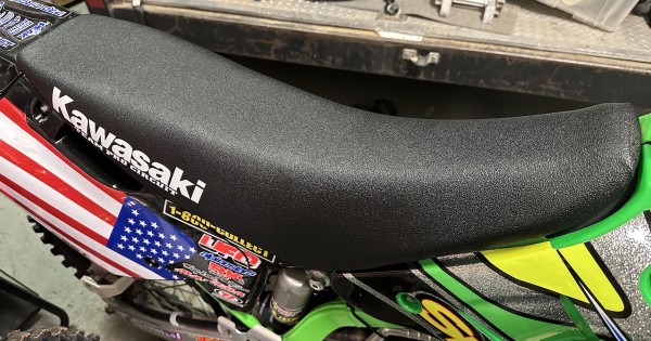 98KX_PCseat_right-600x315w.JPG